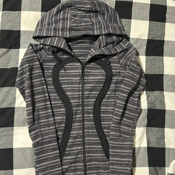 Barley worn lululemon zip up size 4 only selling because it’s to small for me - Picture 2 of 5